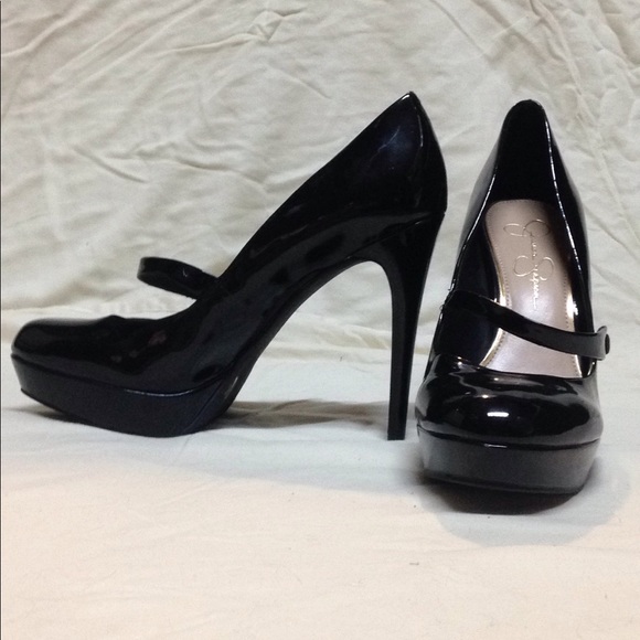 Jessica Simpson Shoes - Jessica Simpson black pumps make an offer